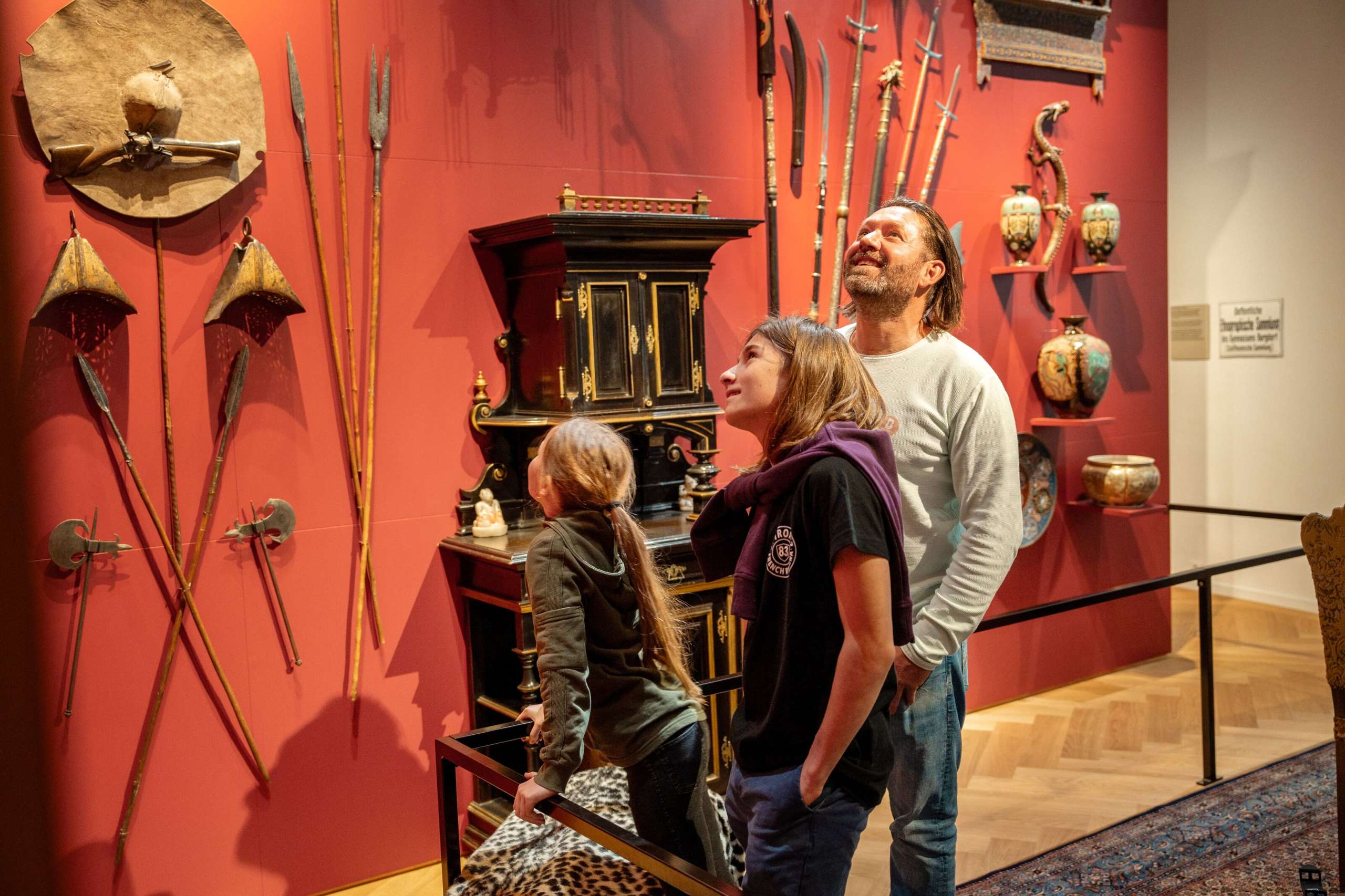 Eine Familie entdeckt das vielseitige Museum über die Geschichte im Schloss Burgdorf. Sie können Gegenstände aus früheren Zeiten ausprobieren, anziehen, anfassen und bestaunen.